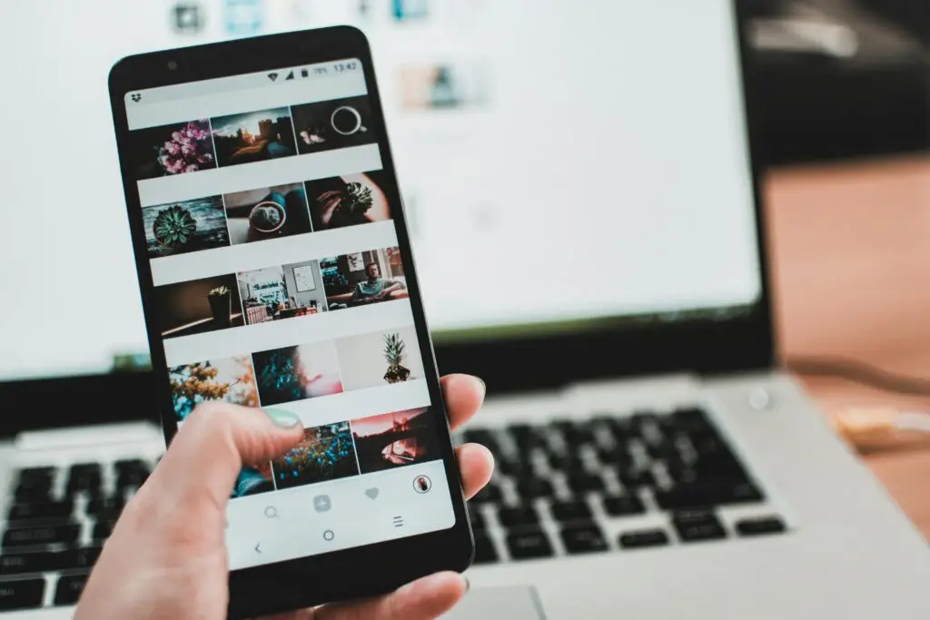 image d'un téléphone avec réseaux sociaux application avec un ordinateur en fond